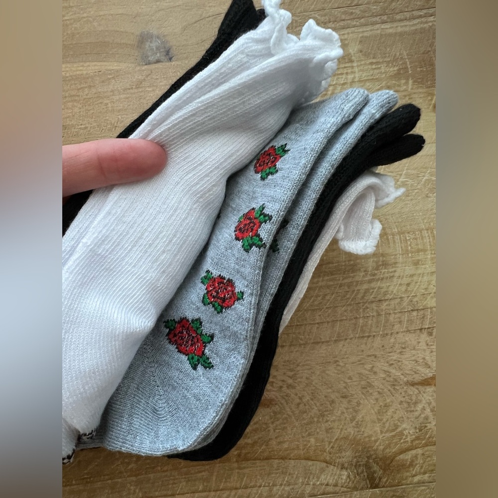 Ed Hardy 5 PK Mid Crew Socks with rose embroidery New - Picture 3 of 4